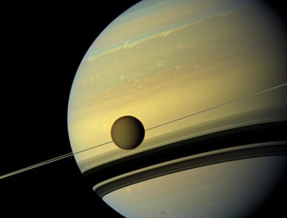 Gases en los anillos de Saturno

La sonda Cassini, enviada por la Nasa al espacio, envió información a la tierra sobre la presencia de gases en un punto del universo que jamás había sido explorado. Según los datos de la organización, diversos tipos de moléculas se precipitan desde los anillos sobre el planeta, incluyendo partículas de metano.