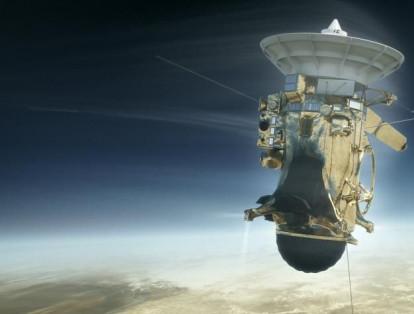 Descubrimiento de Titán 

Gracias a la travesía por el espacio que hizo la sonda Cassini, fue posible el descubrimiento de una nueva luna que orbita al planeta. Se trata de Titán, un mundo "muy parecido a nuestro planeta Tierra, con mares, lagos, ríos secos, montañas, dunas y nubes”, según Luis Morales, ingeniero de sistemas de operaciones de la misión Cassini-Huygens.
