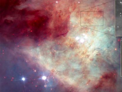 La estrella fugitiva

Gracias a la visión en infrarrojo del telescopio Hubble, la Nasa anunció el descubrimiento de dos estrellas con un movimiento inusualmente rápido. Las estrellas están ubicadas a unos 1.300 años luz de distancia, en la nebulosa de Orión y se mueven a altas velocidades. Además, “las nuevas observaciones del Hubble proporcionan evidencia muy fuerte de que las tres estrellas fueron expulsadas de un sistema de múltiples estrellas”, de acuerdo con Kevin Luhman, investigador principal de la Penn State University.