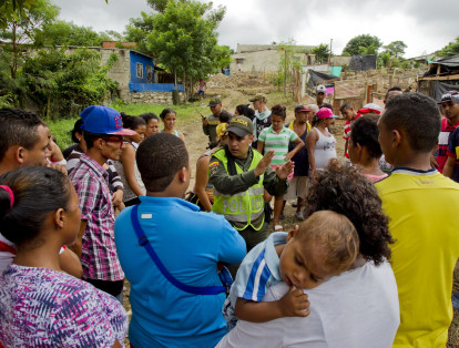 Barranquilla, Colombia, 8 de Noviembre de 2017. 84 familias invadieron un lote abandonado al lado del Colegio Jorge Robledo Ortiz sobre la Circunvalar, a la altura de un puente peatonal. Las familias aducen que no tienen donde vivir. La mayoría son barranquilleros del barrio 7 de Abril. Foto Vanexa Romero/ETCE