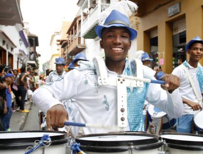 La banda de paz abrió el gran Cabildo por las calles del centro de Cartagena.