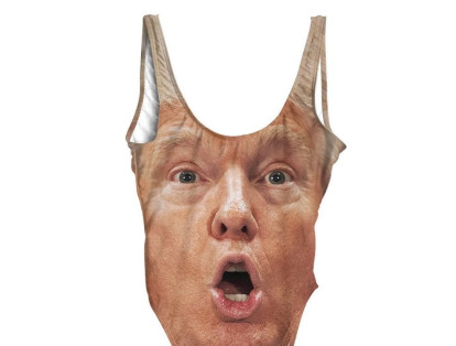 Un vestido de baño con la imagen ampliada del rostro de Donald Trump saltó a la fama cuando la marca Beloved Shirts lo presentó con un precio cercano a los 50 dólares.