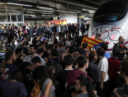 Con pancartas y gritando "libertad", independentistas catalanes cortaron este miércoles autopistas, carreteras, calles y vías de ferrocarril en protesta por el encarcelamiento de sus líderes, en una jornada de huelga general con menos seguimiento del esperado.