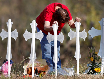 Al menos 26 muertos y más de una decena de heridos dejó un tiroteo en un iglesia baptista de Texas. El incidente ocurrió Sutherland Springs, a 45 kilómetros al sureste de San Antonio (Texas). El atacante fue Devin Patrick Kelley, quien habría actuado motivado por problemas familiares.