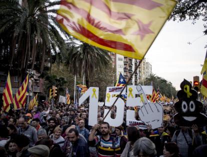 Las manifestantes también protestaron contra la aplicación del artículo 155, que aplicó Mariano Rajoy, presidente español, a Cataluña.