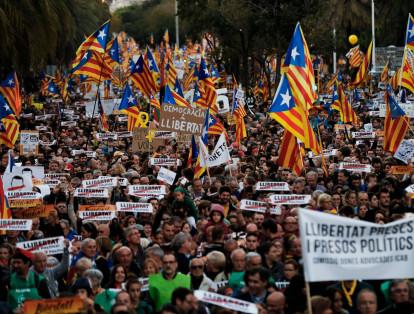 Los manifestantes recorrieron lugares emblemáticos de la capital catalana como el templo de la Sagrada Familia, tras dos grandes pancartas en las que se leía "Libertad presos políticos" y "Somos república".