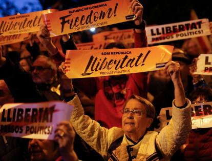 Según la guardia urbana de Barcelona, la marcha reunió a 750.000 personas, que pidieron la liberación de ocho miembros del cesado Gobierno catalán y de los presidentes de las dos principales organizaciones independentistas, Asamblea Nacional Catalana (ANC) y Òmnium.