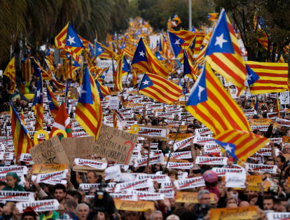 Los manifestantes ondearon la bandera de Cataluña durante la marcha, al igual que pancartas con mensajes alusivos a la libertad de los presos políticos.