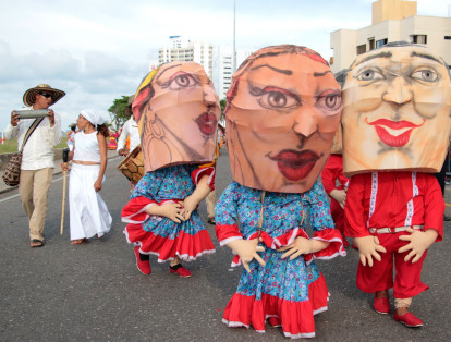 Las comparsas de los diferentes municipios de Bolívar dijeron presente, los enanitos de Cicuco llamaron la atención por su baile.