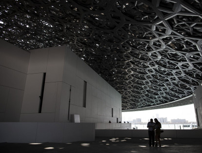 Una década después del lanzamiento del proyecto, el Louvre de Abu Dabi fue inaugurado el pasado 8 de noviembre, presentándose como "un museo universal" con un mensaje de tolerancia.