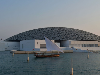 La arquitectura del Louvre está inspirada en las medinas árabes, con un conjunto de 55 edificios blancos. Los visitantes podrán caminar por espacios con vistas al mar o bajo una cúpula de 180 metros de diámetro.