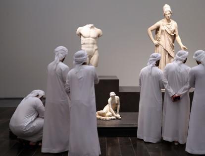Jean-Luc Martinez, presidente del Louvre en París, que viajó a Abu Dabi para la inauguración, explicó que el museo se había concebido "para abrirse a los demás" y "entender la diversidad" en "un mundo multipolar".