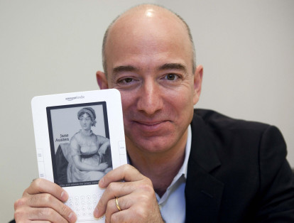 Jeff Bezos 

Estudió Ciencias de la Computación e Ingeniería Eléctrica en la Universidad de Princeton, donde se graduó en 1986. Cuando Jeff Bezos, CEO de Amazon, tenía 25 años, trabajaba para Bankers Trust Company desarrollando softwares entre 1988 y 1990.