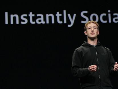 Mark Zuckerberg

Este empresario estadounidense ingresó a Harvard en 2003 donde formó parte de la fraternidad Alpha Epsilon Pi y desarrolló una plataforma para comunicar a todos los estudiantes de la universidad. Esta creación terminó convirtiéndose en Facebook. A los 25 años de Zuckerberg, su creación ya contaba con 300 millones de usuarios.
