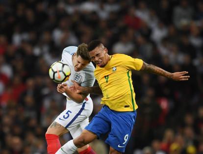 John Stones (izq.), de Inglaterra, en duelo por el balón Gabriel Jesus (der.), de Brasil, durante el partido amistoso entre Inglaterra y Brasil que se jugó en el estadio de Wembley en Londres.