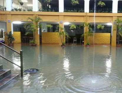 Los salones del  Colegio Santa Isabel de Ungría del barrio Alfonso López parecían una piscina. Su sistema de drenaje colapsó con las lluvias.