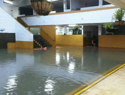 En el Colegio Santa Isabel de Ungría del barrio Alfonso López la inundación afectó varias aulas.