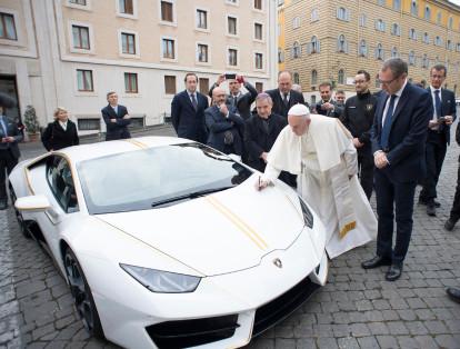El Papa Francisco recibió este miércoles un Lamborghini blanco y amarillo, pero no lo usará en los caminos arbolados de los jardines del Vaticano.