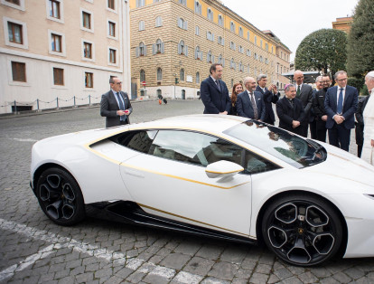 El vehículo, que normalmente se vende por más de 200.000 dólares, fue firmado por el Papa afuera de su residencia en la Santa Sede y será subastado por Sotheby's.