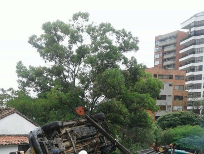 Este vehículo se volcó en la Avenida Circunvalar. Autoridades precisan si se trató por la poca visibilidad debido a las lluvias o una falla mecánica.