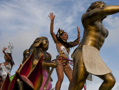 Las Fiestas de la Independencia de Cartagena se inauguraron con un desfile folclórico que avanzó hasta la plaza de Canapote.
