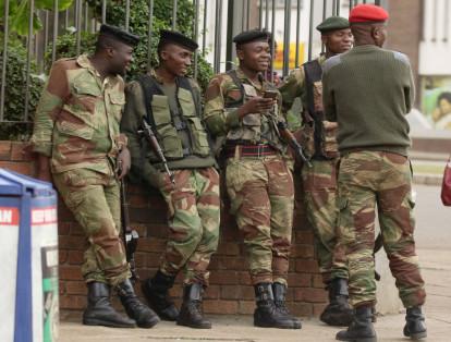 Según confirmaron medios locales, los militares arrestaron a tres ministros afines a las aspiraciones políticas de la primera dama, Grace Mugabe, quien sonaba como candidata a vicepresidenta después de que su marido destituyó la semana pasada a Emmerson Mnangagwa.