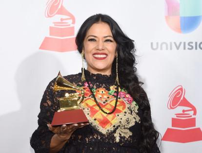 El mejor álbum vocal pop tradicional fue para la mexicana Lila Downs con 'Salón, lágrimas y deseo'.