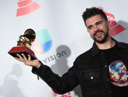 El cantante colombiano Juanes sostiene sus premios a "Mejor álbum pop/rock" y "Mejor ingeniería para álbum".