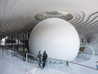 Concebido por el gabinete holandés MVRDV, el edificio contiene un inmenso auditorio esférico que, visto del exterior, recuerda el iris del ojo.