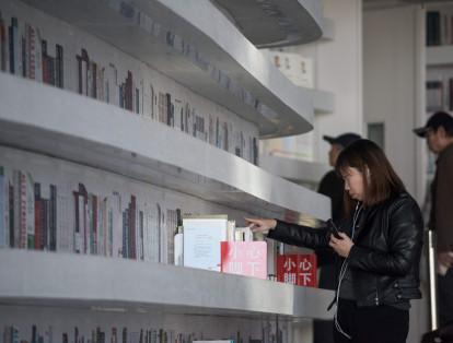 Según Liu Xiufeng, director adjunto de la biblioteca, en los planos refrendados por las autoridades, el atrio estaba concebido como un lugar por el que circular, sentarse, leer o conversar... pero no para almacenar libros.