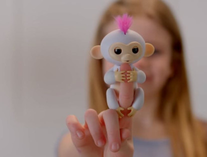 Fingerlings. Estos pequeños monos 'abrazan' los dedos de los niños para acompañarlos siempre. Reaccionan al sonido y al toque y se convierten en unas verdaderas 'minimascotas'. Este juguete está recomendado para niños mayores de 5 años y tiene un costo de 14,99 dólares.