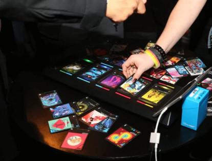 DropMix. Es un sistema electrónico de mezcla de música creado en compañía del desarrollador de Rock Band. El juego, que se puede conseguir desde los 69,99 dólares, viene con 60 cartas que muestran distintos géneros musicales.