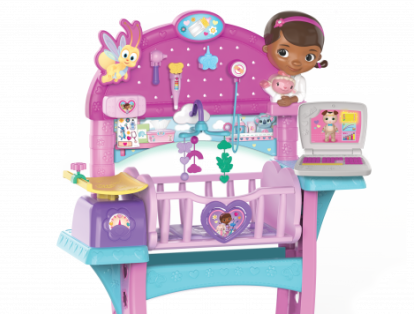 Doc McStuffins Baby All-In-One Nursery. Este set cuenta con muchos accesorios para que los niños puedan cuidar a sus muñecos. Esta pequeña enfermería cuenta también con efectos de sonido. Recomendado para mayores de 3 años, este juego se consigue desde 59,97 dólares.