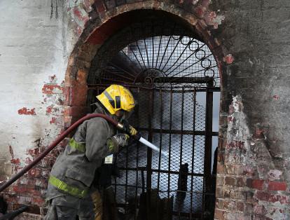 Tan pronto como se presentó el incendio, el cuerpo de Bomberos Voluntarios acudió al lugar y puso en marcha un plan de acción para contener las llamas.