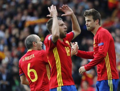 La selección de España tiene 6'799.884 seguidores en sus redes sociales. En Facebook la siguen 3'613.724 personas, en Twitter la siguen 3'097.270 y en Instagram la siguen 1'411.998 personas.