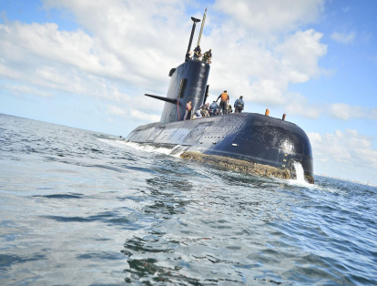 La nave desapareció hace cuatro días y este sábado las bases navales recibieron siete llamadas satelitales, que reabrieron las esperanzas de que el  submarino ARA San Juan se encuentre en superficie, pero la geolocalización de la nave enfrenta complicaciones climáticas "muy adversas”.