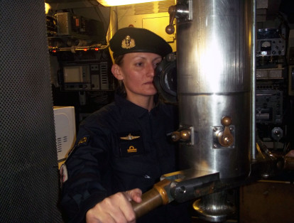 Entre los tripulantes viaja una sola mujer, la primera oficial submarinista de la Armada Argentina y de Sudamérica, Eliana Krawczyk, de 35 años, que es jefa de armas.
