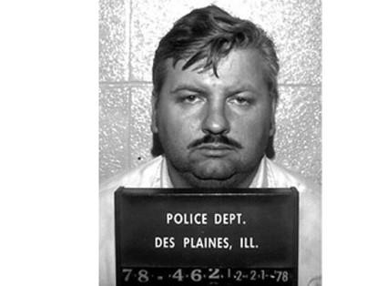 John Wayne Gacy, conocido como el 'Payaso asesino', secuestró, violó y asesinó a un total de 33 adolescentes que luego enterró en el sótano de su casa en los años 1977 y 1978. Es capturado cuando la policía sospecha por el hedor en su casa, fue ejecutado en 1994.