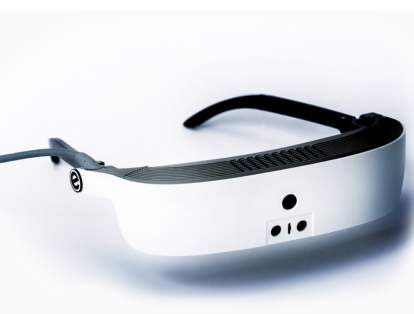 eSight 3 son unas gafas que dan vista a los ciegos. Están compuestas por un par de gafas oscuras que graban un vídeo de alta definición y lo transforman en algoritmos de magnificación. Con estas gafas las personas podrán incrementar su actividad física.