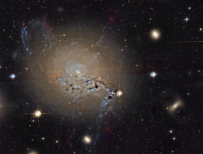 Los restos galácticos del objeto conocido como NGC1275 fueron captados por el telescopio Hubble. Estos filamentos se encuentran a unos 230 millones de años luz de distancia de la Tierra.