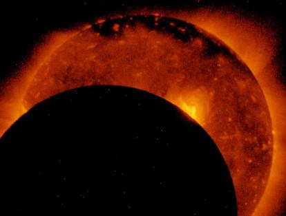 El 21 de agosto, Estados Unidos fue el país de mayor esplendor para el eclipse solar. En el fenómeno, explica la Nasa, la luna se interpone en el camino de la luz del sol y se proyecta su sombra en la Tierra. Lo que significa que durante el día, la luna se mueve por delante del sol y se pone oscuro.