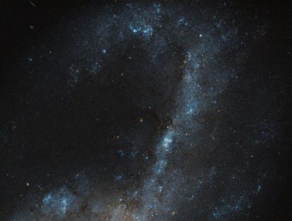 El telescopio Hubble captó la formación estelar extrema en la galaxia NGC 4536, ubicada a unos 50 millones de años luz de distancia en la constelación de Virgo. La imagen se tomó con la Wide Field Camera 3 (WFC3) de Hubble.