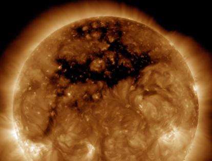 La Nasa reveló en noviembre una imagen de un agujero solar. De acuerdo con la agencia espacial, el área oscura en la parte superior del Sol es un agujero coronal, una región en el sol donde el campo magnético está abierto al espacio interplanetario, enviando material coronal acelerando en lo que se llama una corriente de viento solar de alta velocidad.