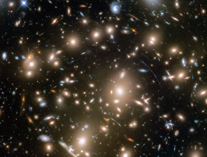 El telescopio espacial Hubble mostró el cúmulo de galaxias en Abell 370. La imagen muestra débiles arcos y se ubican a unos 4.000 millones de años luz de distancia de la Tierra.