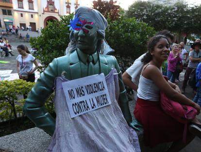 En medio de la concentración, los manifestantes recalcaron la alarmante cifra de 120 mujeres asesinadas en el Valle del Cauca, entre enero y octubre.