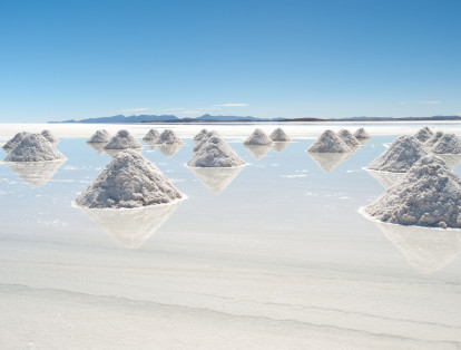 Salar de Uyuni – Bolivia 

Este es el más grande desierto de sal del mundo. Cuenta con una superficie de 10.582 kilómetros cuadrados que se extienden por la provincia de Daniel Campos, en el departamento de Potosí en Bolivia. Uno de sus mayores atractivos para los turistas es el brillo de su suelo ya que el salar de Uyuni es la mayor reserva de litio en el mundo. Anualmente este lugar recibe a más de 60.000 visitantes.