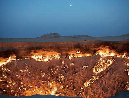 Derweze – Turkmenistán 

Este extraño lugar ha sido catalogado como ‘La puerta del infierno’ luego de que en 1971, un grupo de geólogos soviéticos encontrara una caverna llena de gas natural y con el fin de evitar la intoxicación de los habitantes del lugar, decidieran prenderle fuego. Actualmente, la caverna sigue ardiendo.
