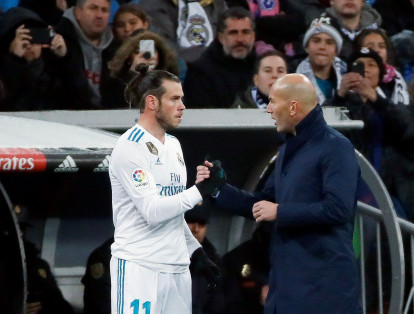 Gareth Bale se saluza con Zidane.