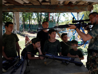 Polémicas escuelas rusas forman a niños como soldados en guerra