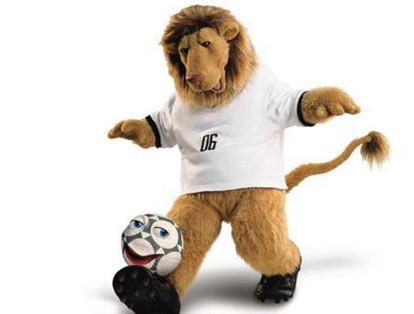 Goleo VI y Pille - Alemania 2006

El león Goleo está acompañado de su balón animado, Pille. Esta mascota, cuyo nombre alude a la palabra 'gol', recibió críticas pues para algunos no representaba a los alemanes.